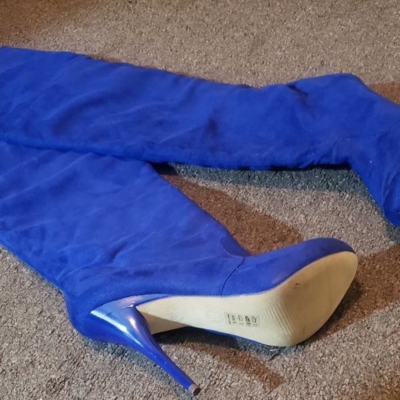 Shoes/sold locally - Picture 2 of 3